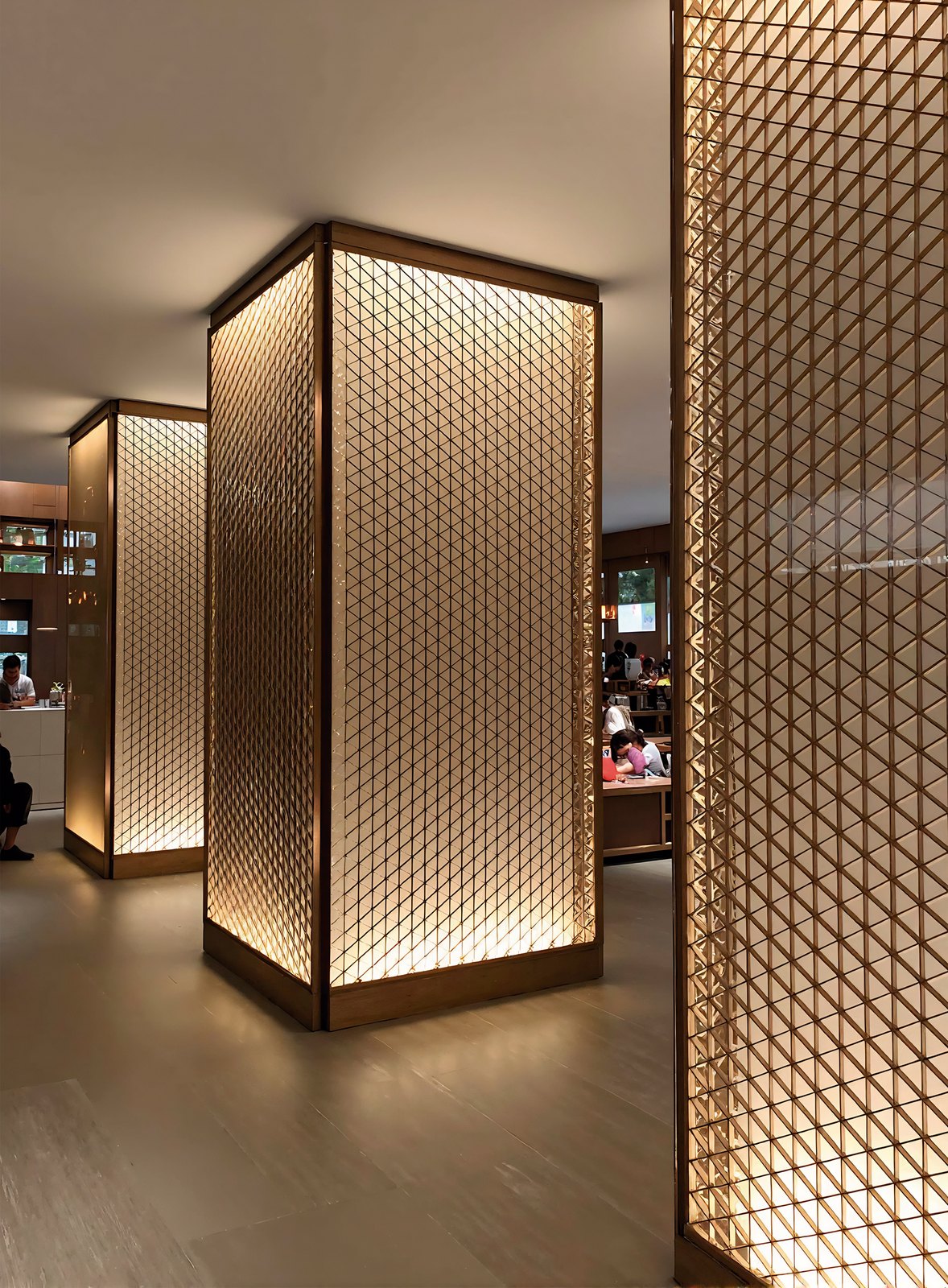 Paneles arquitectónicos de latón en proyecto hotelero