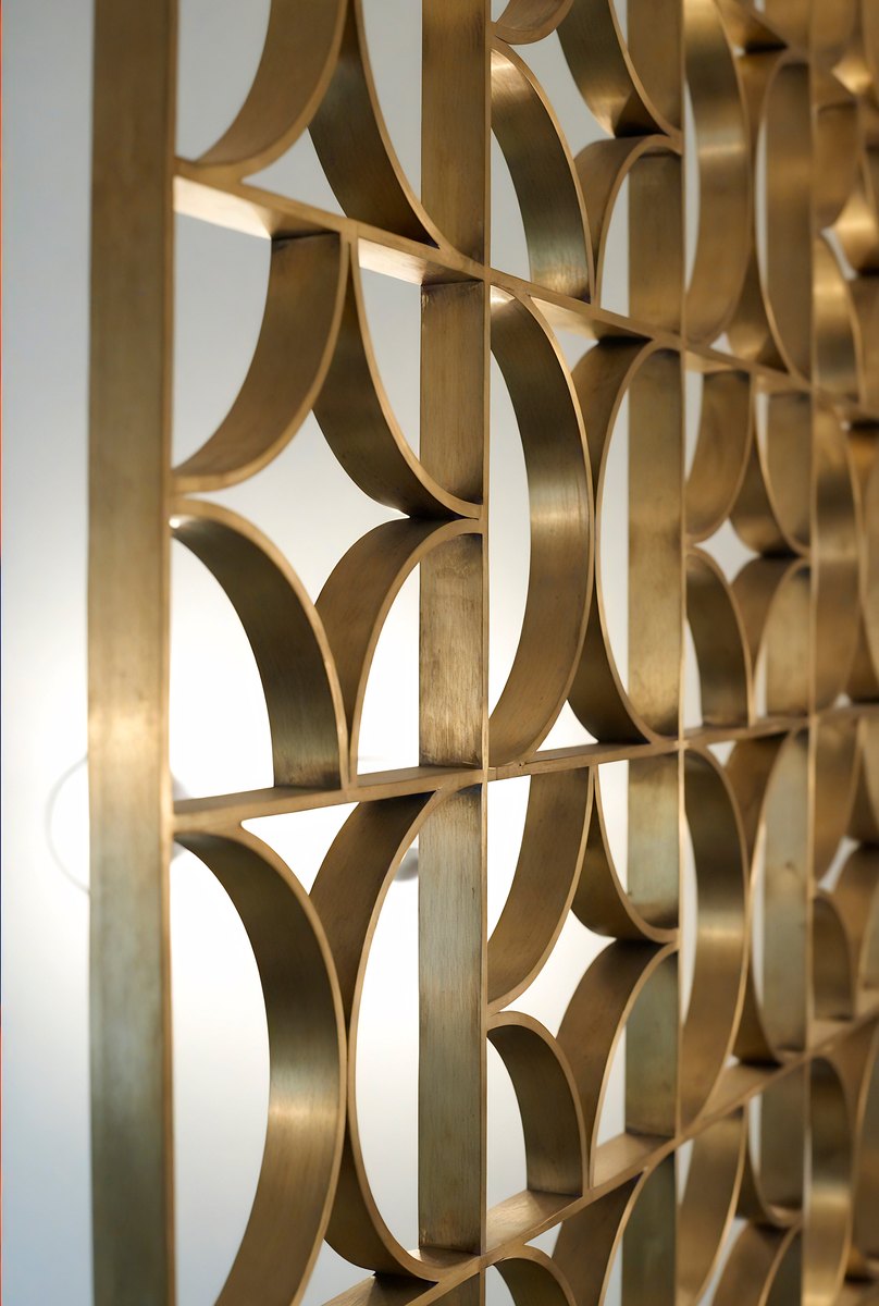 Detalle de panel arquitectónico en latón satinado